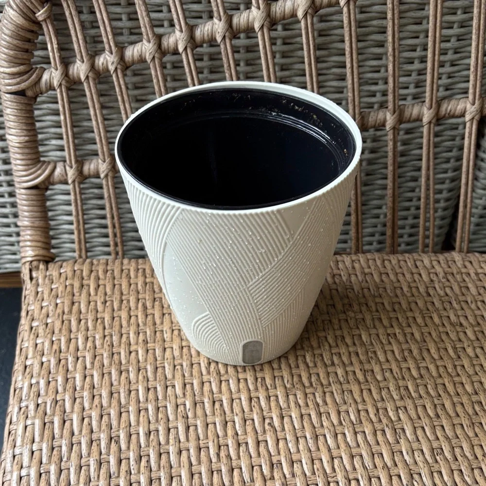 Self watering planter (Plastic) - Picture 1 of 3